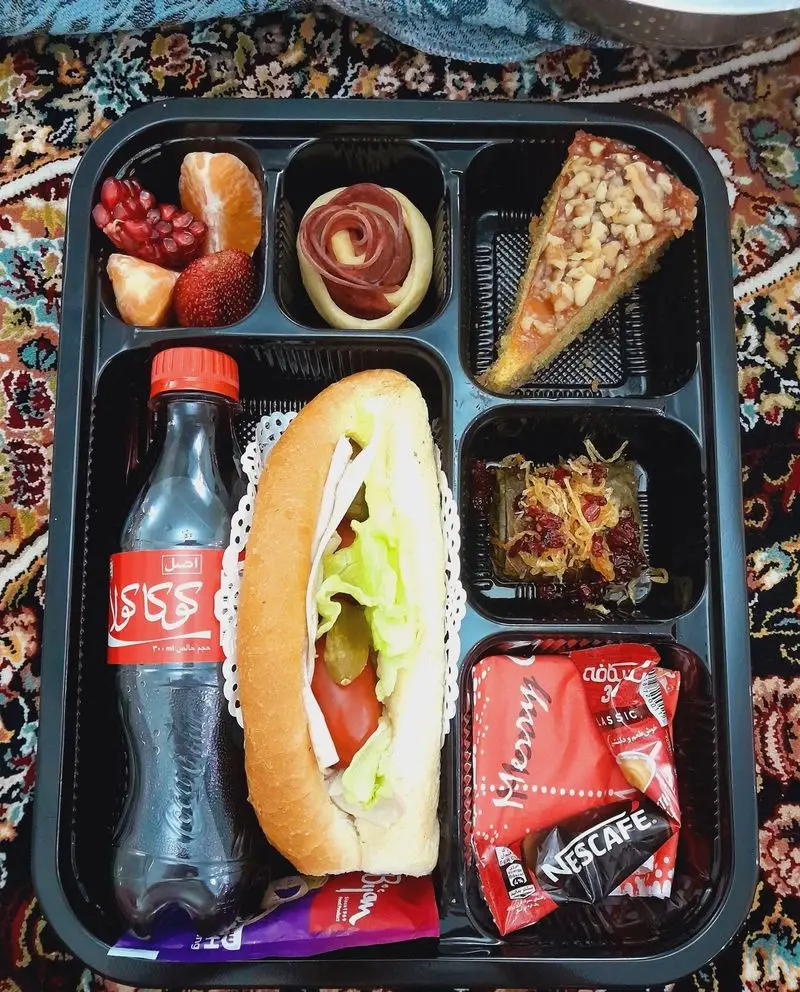 پک پذیرایی ممتاز گروه تشریفاتی Lemon: ساندویچ، میوه تازه (انار، پرتقال، توت فرنگی)، کیک گردویی، دلمه برگ، نوشابه کوکاکولا، شیرینی.