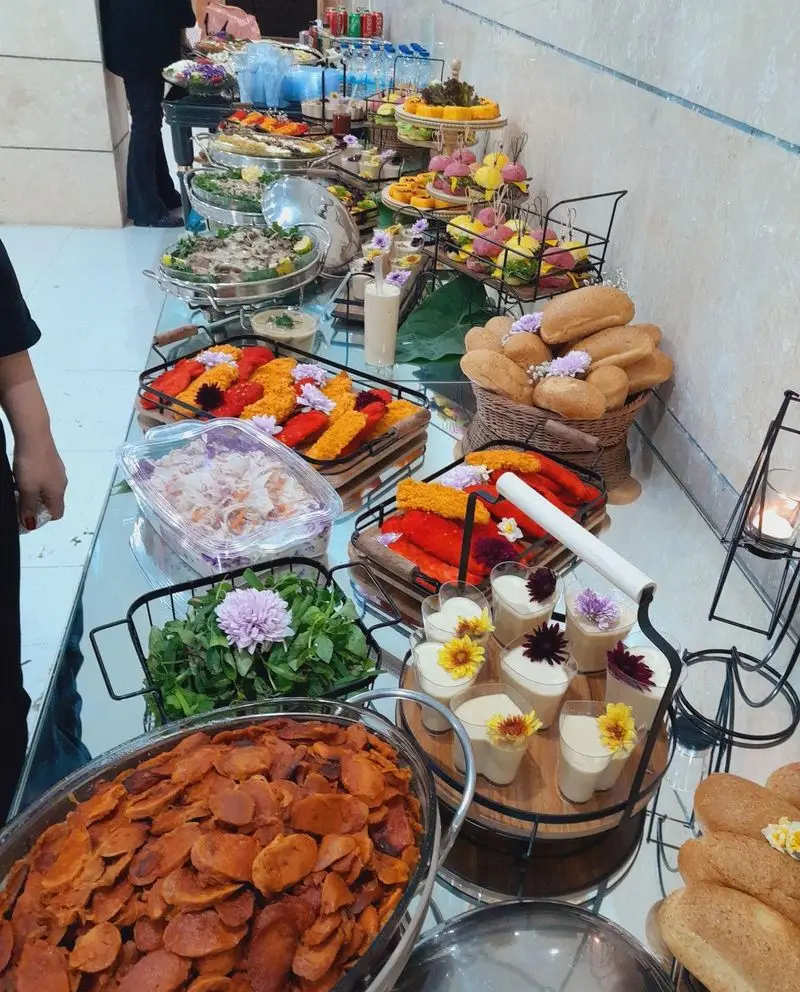 بوفه شیک و متنوع گروه تشریفاتی lemon با انواع غذاهای ایرانی و فرنگی، دسر، نوشیدنی، فینگرفود و نان تازه برای پذیرایی مجلل از مهمانان شما.