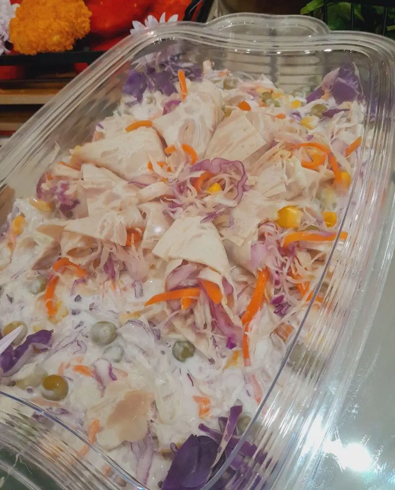 سالاد مجلسی گروه تشریفاتی لیمون با کلم، هویج، نخود، ذرت، رول ژامبون بوقلمون و سس خامه‌ای، ایده‌آل برای پذیرایی مراسم و میزبانی.