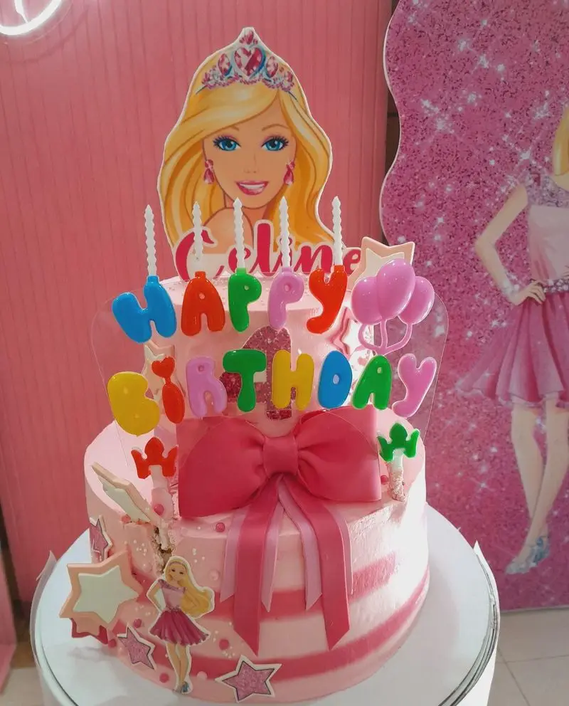 کیک تولد دو طبقه باربی صورتی زیبا با تم جشن تولد دخترانه، طراحی و اجرای گروه تشریفاتی لیمون برای بهترین جشن.