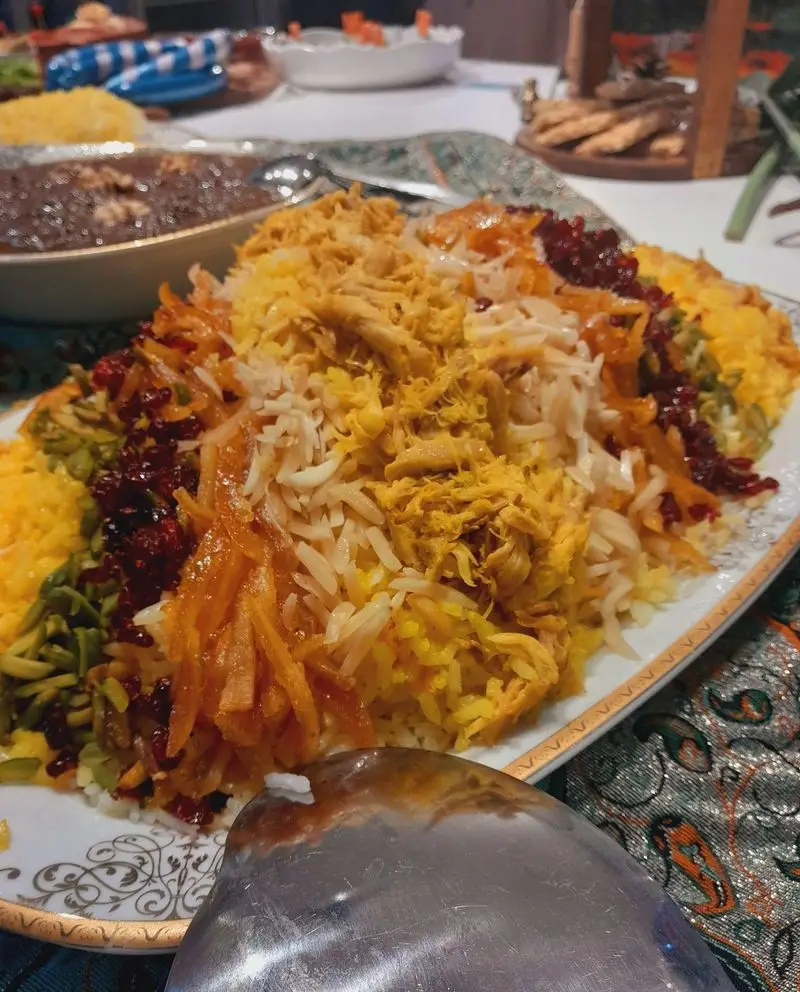 سفارش غذای مجلسی و متنوع ایرانی شامل زرشک پلو با مرغ، خلال بادام و پسته از گروه تشریفاتی Lemon برای جشن‌ها و مراسم.