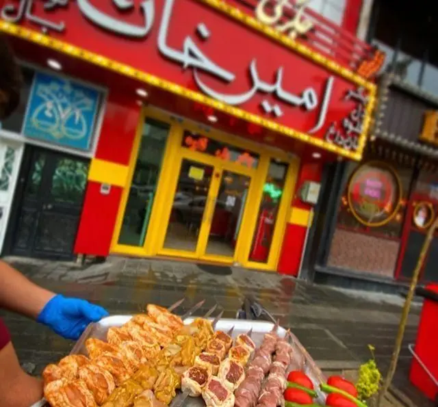 نمایی از سینی بزرگ کباب‌های تازه جیگر، دل، قلوه و جوجه کباب ایرانی در حال آماده‌سازی در جگرسرای امیرخان (گل یخ).