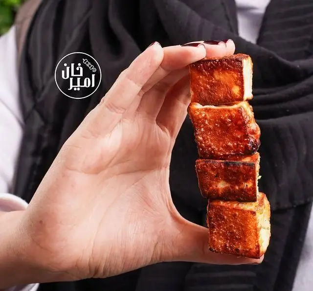 نمای نزدیک از تکه های جگر مکعبی برشته و لذیذ، از بهترین‌های جگرسرای امیرخان (گل یخ)، یک غذای اصیل ایرانی.