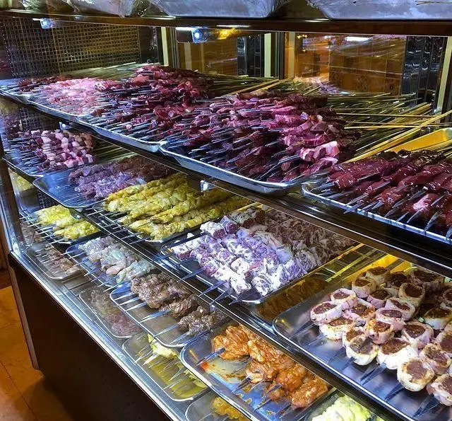 ویترین رنگارنگ انواع سیخ‌های کباب تازه شامل جگر، گوشت و دل در جگرسرای امیرخان (گل یخ)، آماده طبخ و سرو.