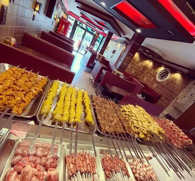 سینی‌های متنوع کباب، جیگر، جوجه و گوشت تازه و آماده طبخ در جگرسرای امیرخان (گل یخ)، یک تجربه غذایی بی‌نظیر برای علاقمندان.