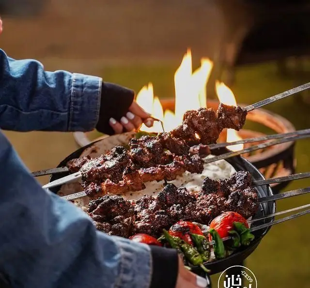 سیخ‌های جگر و کباب تازه و باکیفیت جگرسرای امیرخان (گل یخ) روی نان داغ، همراه با سبزیجات کبابی، آماده سرو. تجربه‌ای دلپذیر از غذای سنتی.
