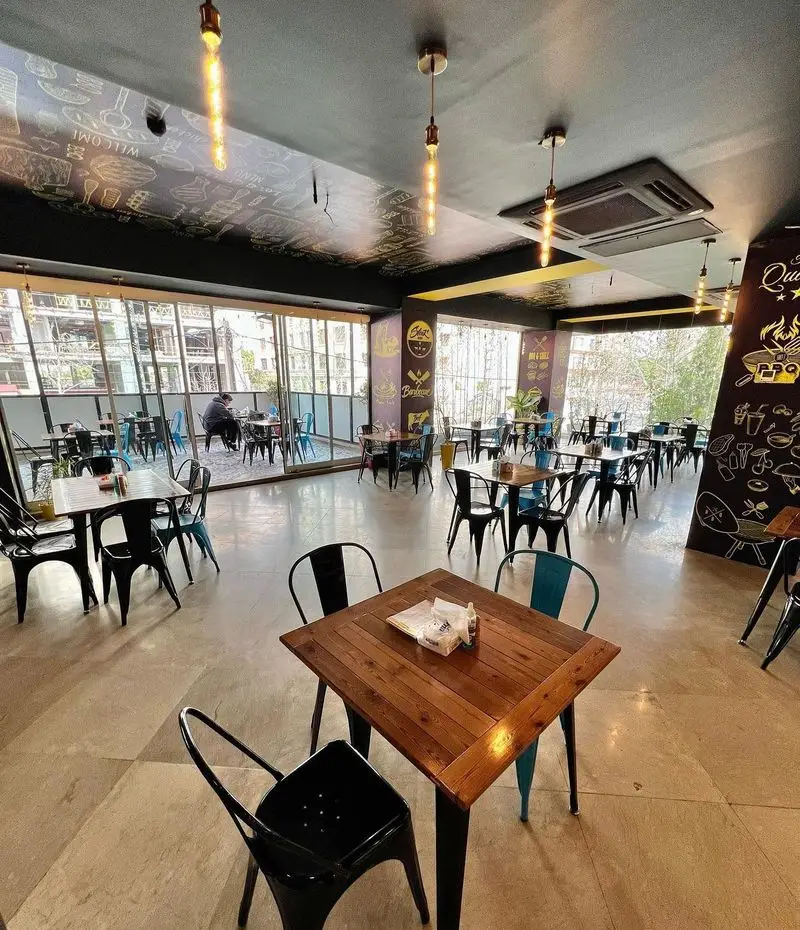 فضای داخلی مدرن و دکوراسیون جذاب جگرسرای امیرخان (گل یخ) با میز و صندلی‌های شیک، آماده پذیرایی از مشتریان.