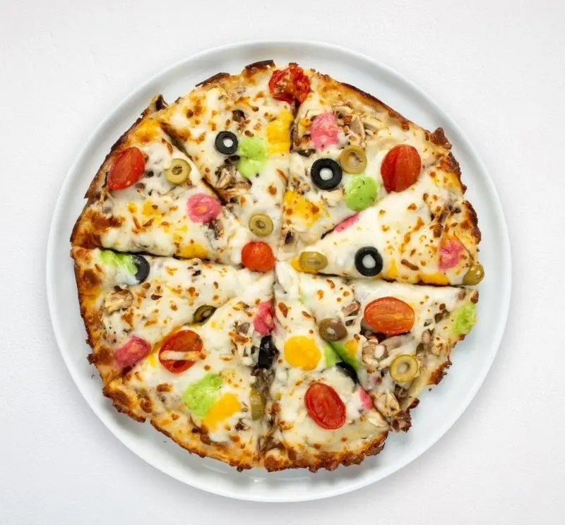 پیتزا رنگارنگ و خوشمزه از هایپر کترینگ چامه، ترکیبی از فست فود فرنگی با قارچ، زیتون و گوجه گیلاسی برای سفارش آنلاین.