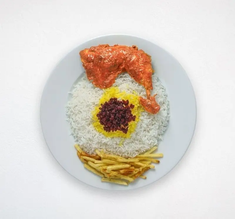 زرشک پلو با مرغ زعفرانی، برنج سفید و فرنچ فرایز از منوی هایپر کترینگ چامه، بهترین غذاهای ایرانی.