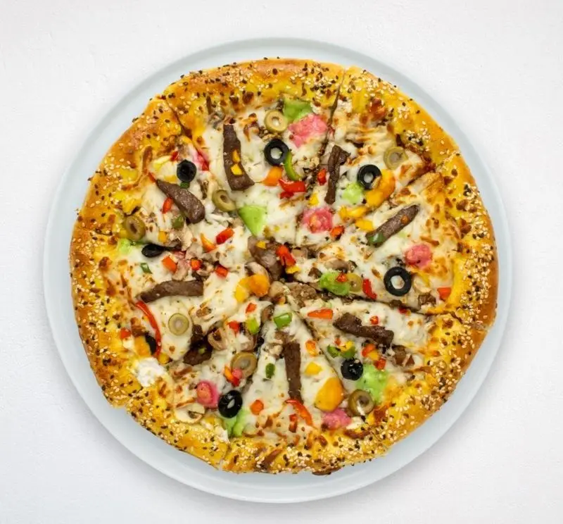 پیتزای رنگارنگ و لذیذ فست فود هایپر کترینگ چامه با تاپینگ‌های گوشت، زیتون سیاه و سبز، قارچ، فلفل دلمه‌ای و پنیر. غذای ایرانی فرنگی.