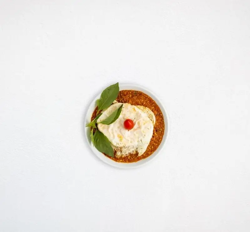 هایپر کترینگ چامه: غذای ایرانی و فرنگی. نیمرو با سس گوجه فرنگی، ریحان و گوجه گیلاسی. سفارش آنلاین غذای سالم و خوشمزه.