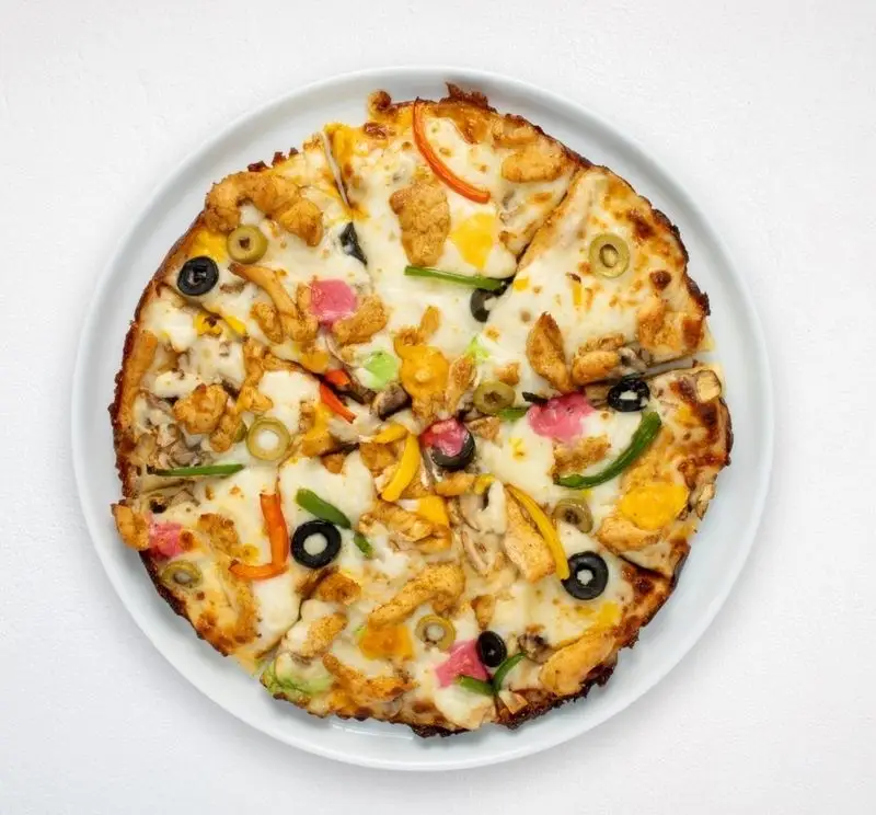 پیتزا مرغ و سبزیجات خوشمزه از هایپر کترینگ چامه، فست فود و غذای فرنگی آماده برای سفارش آنلاین و حضوری.