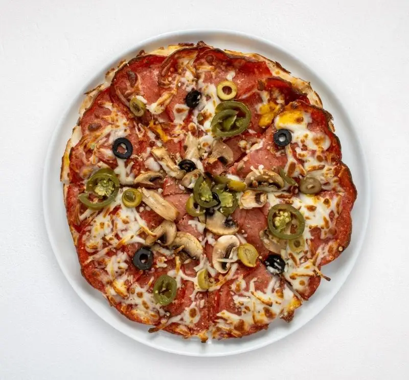 پیتزای خوشمزه و پرطرفدار گوشت و قارچ با زیتون و هالاپینو از هایپر کترینگ چامه. بهترین انتخاب فست فود و غذای فرنگی.