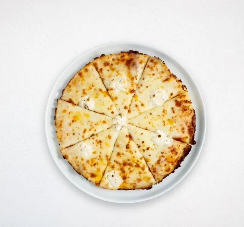 پیتزا پنیری طلایی و خوشمزه از هایپر کترینگ چامه، بهترین گزینه برای غذای فست فود و فرنگی با امکان سفارش آنلاین.