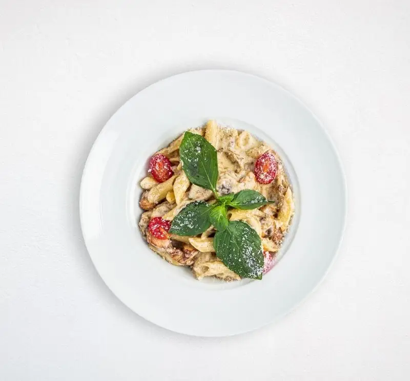 پاستا پنه با سس خامه ای، گوجه گیلاسی تازه و برگ ریحان معطر، غذای لذیذ فرنگی هایپر کترینگ چامه برای سفارش.