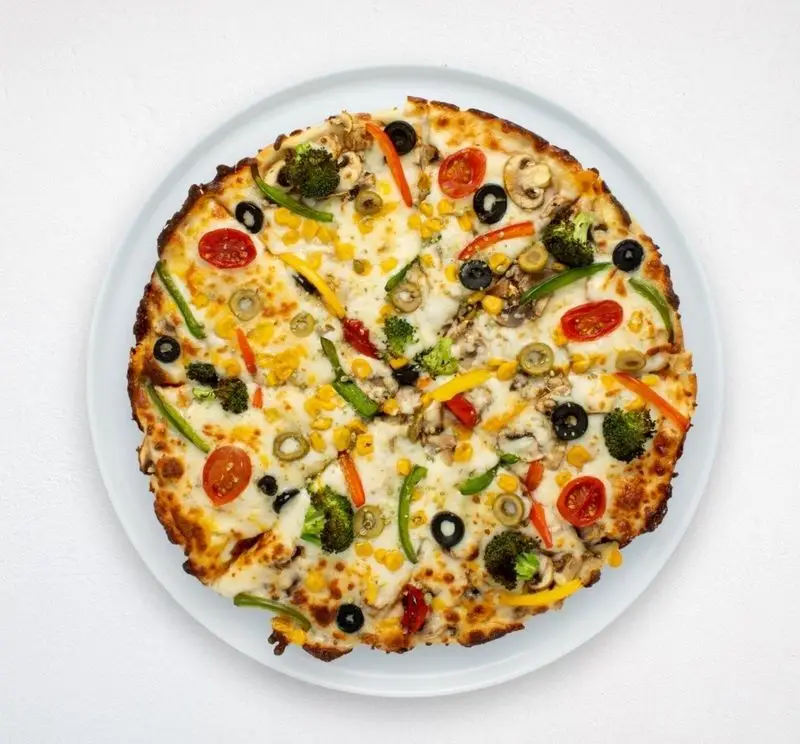 پیتزا سبزیجات رنگارنگ و خوشمزه هایپر کترینگ چامه، شامل قارچ، زیتون، فلفل دلمه‌ای، ذرت و بروکلی. بهترین فست فود و غذای فرنگی.