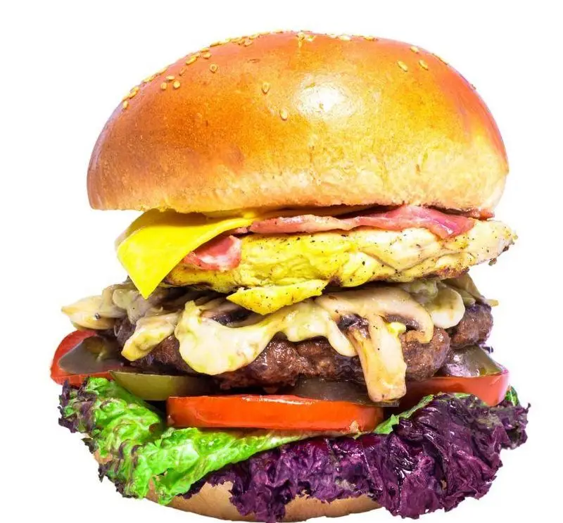 همبرگر پرملات و جذاب هایپر کترینگ چامه با نان کنجدی، گوشت دوبل، تخم مرغ، بیکن، قارچ و سبزیجات تازه، بهترین فست فود.