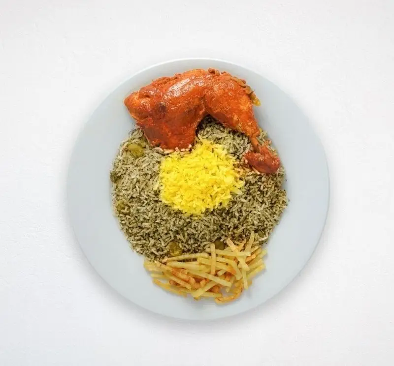 چلو مرغ و سبزی پلو زعفرانی هایپر کترینگ چامه: یک ترکیب خوشمزه از غذای ایرانی با سس مخصوص و سیب زمینی سرخ شده.