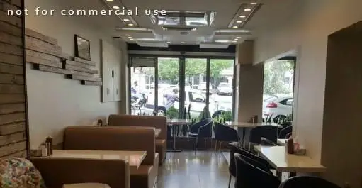 نمایی از فضای داخلی فست فود مرغ سوخاری دی، با دکوراسیون گرم و صندلی‌های مبلی راحت، مکانی دلنشین برای صرف غذا.