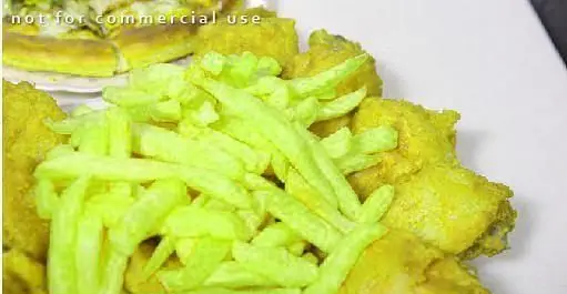 نمای نزدیک مرغ سوخاری ترد و سیب‌زمینی سرخ‌کرده سبز خوشرنگ در فست فود مرغ سوخاری دی. بهترین غذای آماده داغ برای سفارش.