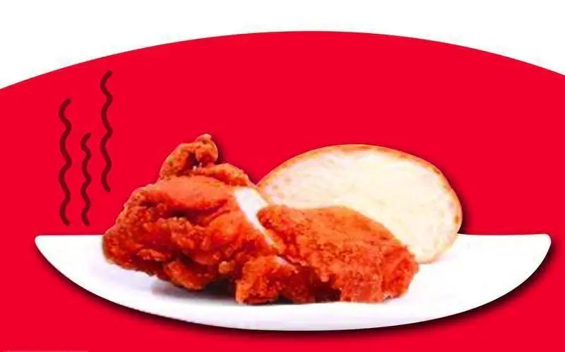 لذت طعم مرغ سوخاری دی: یک تکه مرغ داغ و ترد به همراه نان تازه روی بشقاب سفید. تجربه بهترین فست فود با ما.