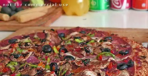 پیتزا مخلوط پرملات و خوشمزه فست فود مرغ سوخاری دی با قارچ، زیتون، فلفل دلمه و سوسیس کالباس، ایده‌آل برای یک وعده عالی.