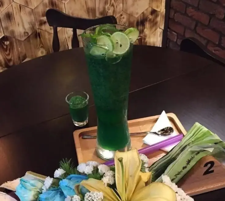نوشیدنی سبز و تازه در کافه تی وانا، یک اسموتی خنک با لیمو و نعناع برای تجربه‌ای دلپذیر و سالم در فضای دلنشین کافه.