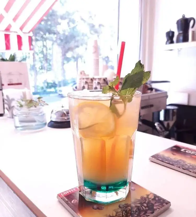 نوشیدنی خنک لیموناد و نعنا با لایه آبی رنگ در کافه سامیا، مناسب روزهای گرم تابستان و لذت بردن از فضای دلنشین کافه.