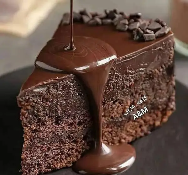 برش کیک شکلاتی اشتهابرانگیز غرق در گاناش روان، تزئین شده با تکه‌های چیپس شکلات. دسر لوکس کافه قلیان عربی A&M.