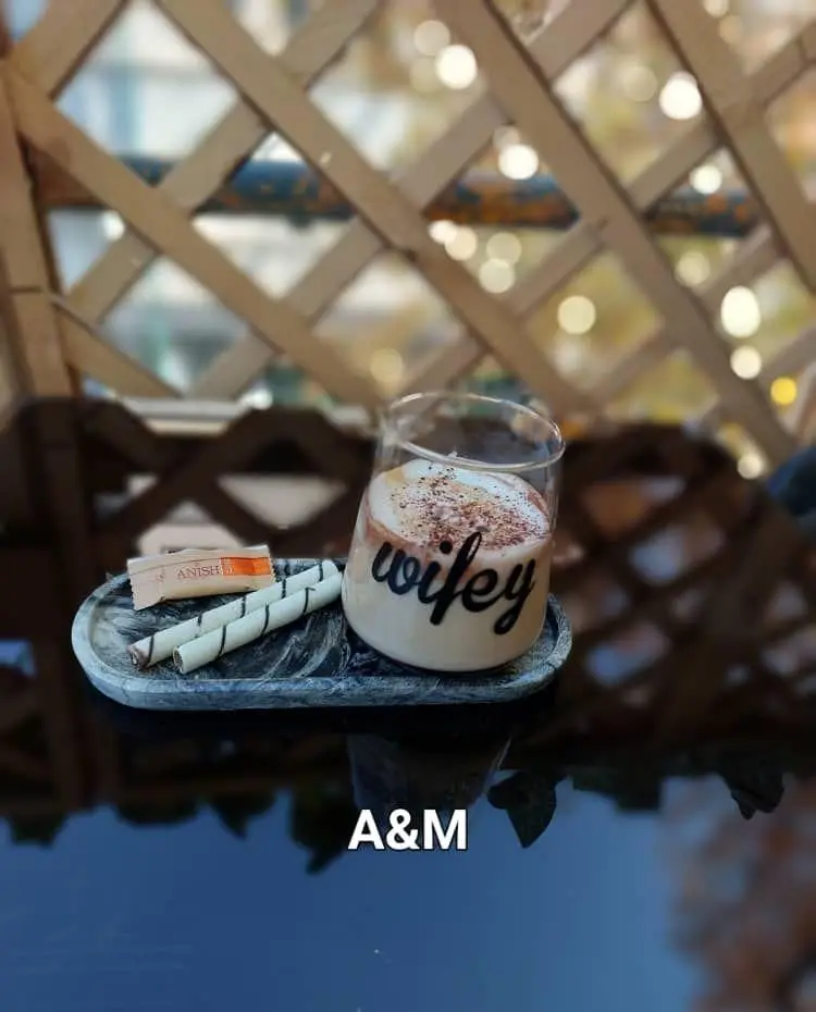 لذت نوشیدن لاته "Wifey" همراه با ویفر در کافه قلیان عربی A&M، مکانی دلنشین برای تجربه لحظات آرام و به یاد ماندنی.