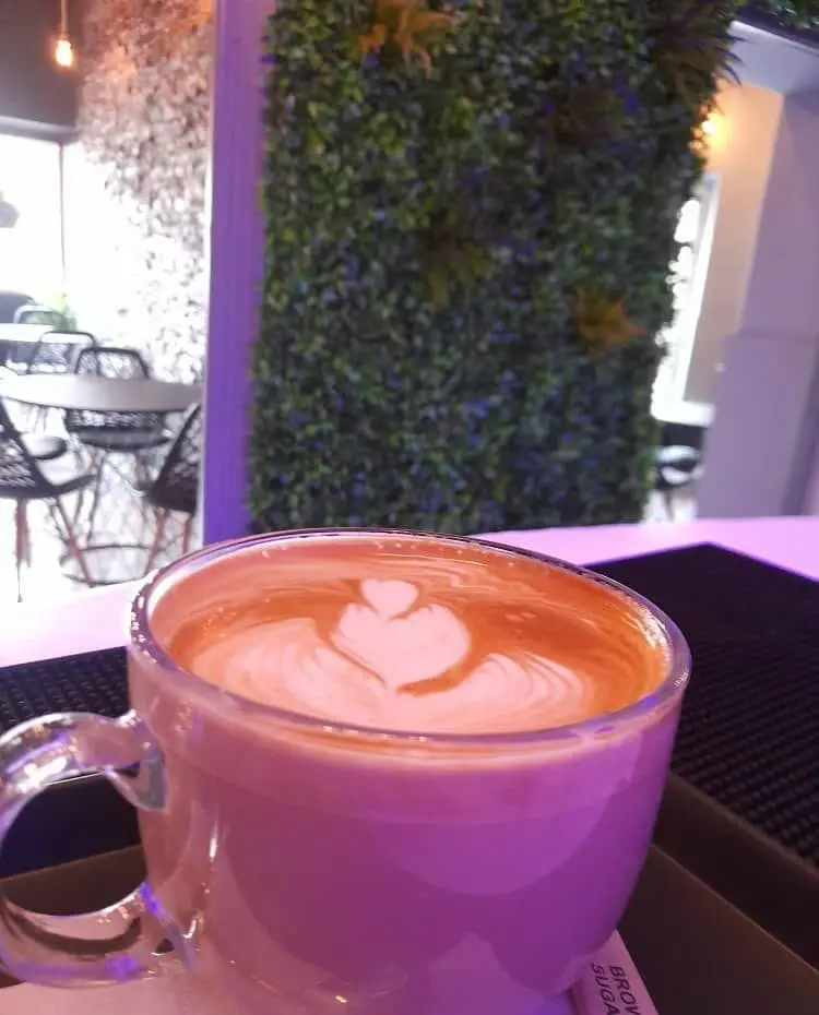 یک فنجان لاته آرت جذاب با طرح قلب در کافه قلیان عربی A&M. فضایی دنج و مدرن برای تجربه‌ای لذت‌بخش از نوشیدنی‌های گرم و آرامش.