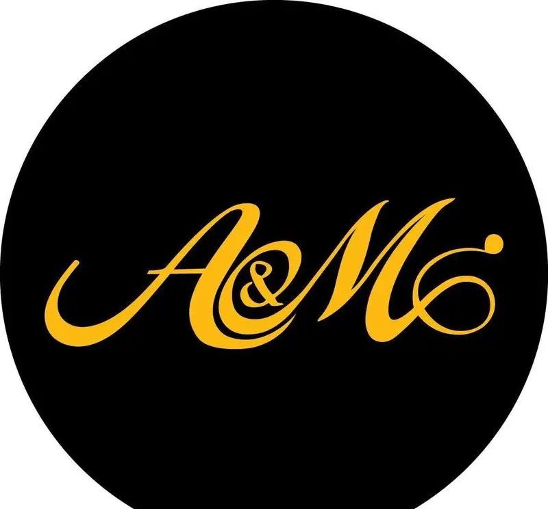 لوگوی کافه قلیان عربی A&M با حروف طلایی و فونت فانتزی روی زمینه دایره‌ای مشکی؛ نماد برند برای کافه و قلیان‌سرا.