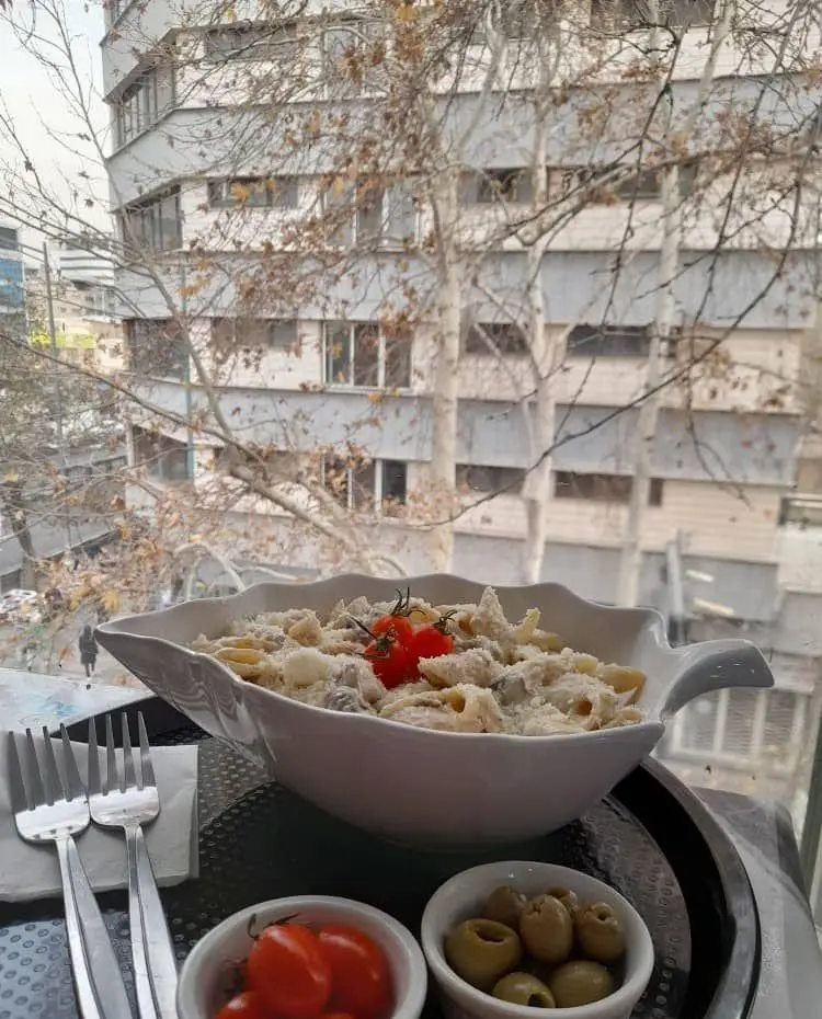 پاستای لذیذ با چری توماتو و زیتون در کافه قلیان عربی A&M، با منظره‌ای زیبا از شهر. تجربه‌ای به‌یادماندنی.