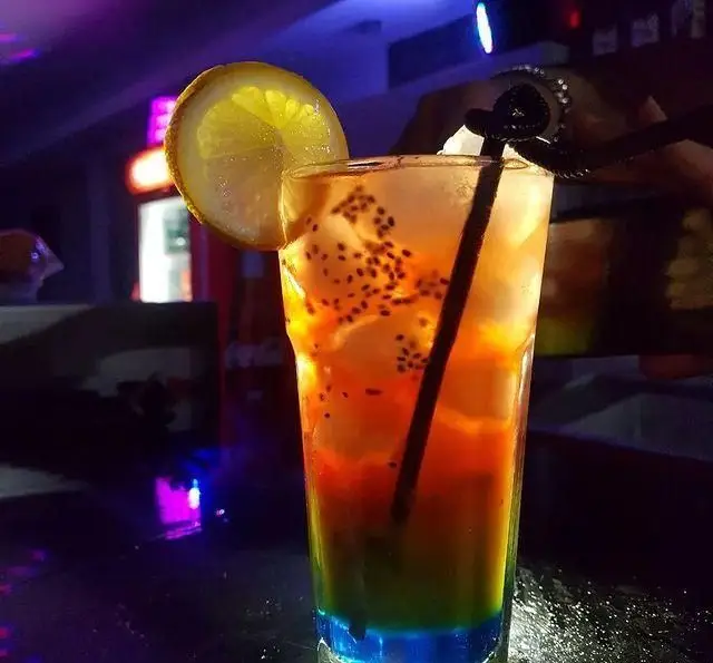 کوکتل طبقاتی رنگارنگ با تخم شربتی و لیمو، نوشیدنی خنک و جذاب در فضای کافه رستوران شهرزاد. تجربه‌ای دلنشین.