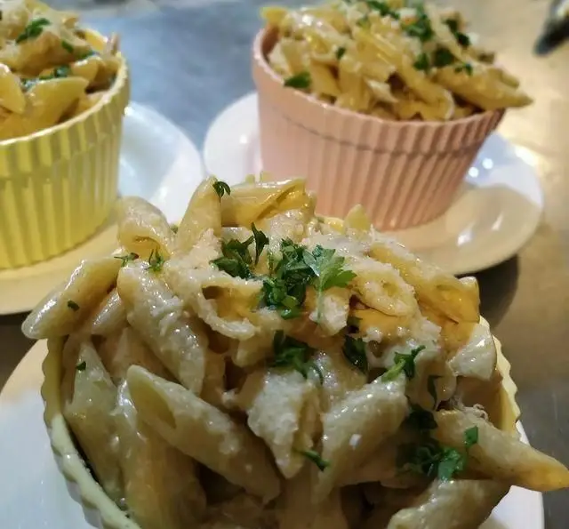 سه ظرف پاستا پنه خامه ای لذیذ در کافه رستوران شهرزاد. غذای ایتالیایی با سس آلفردو غنی، پنیر رنده شده و جعفری تازه برای تجربه ای به یادماندنی.