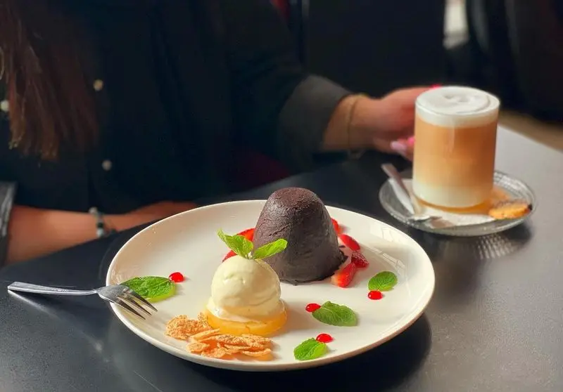 تجربه طعم بی نظیر دسر شکلاتی گنبدی، بستنی و توت فرنگی تازه در کنار لاته مخصوص کافه اوان، لذت بخش و خاطره ساز.