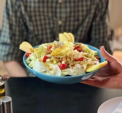 سالاد تازه و اشتهاآور کافه اوان شامل کاهو، گوجه گیلاسی، گردو و سیب. انتخابی سالم و دلپذیر برای تجربه طعم‌های جدید.