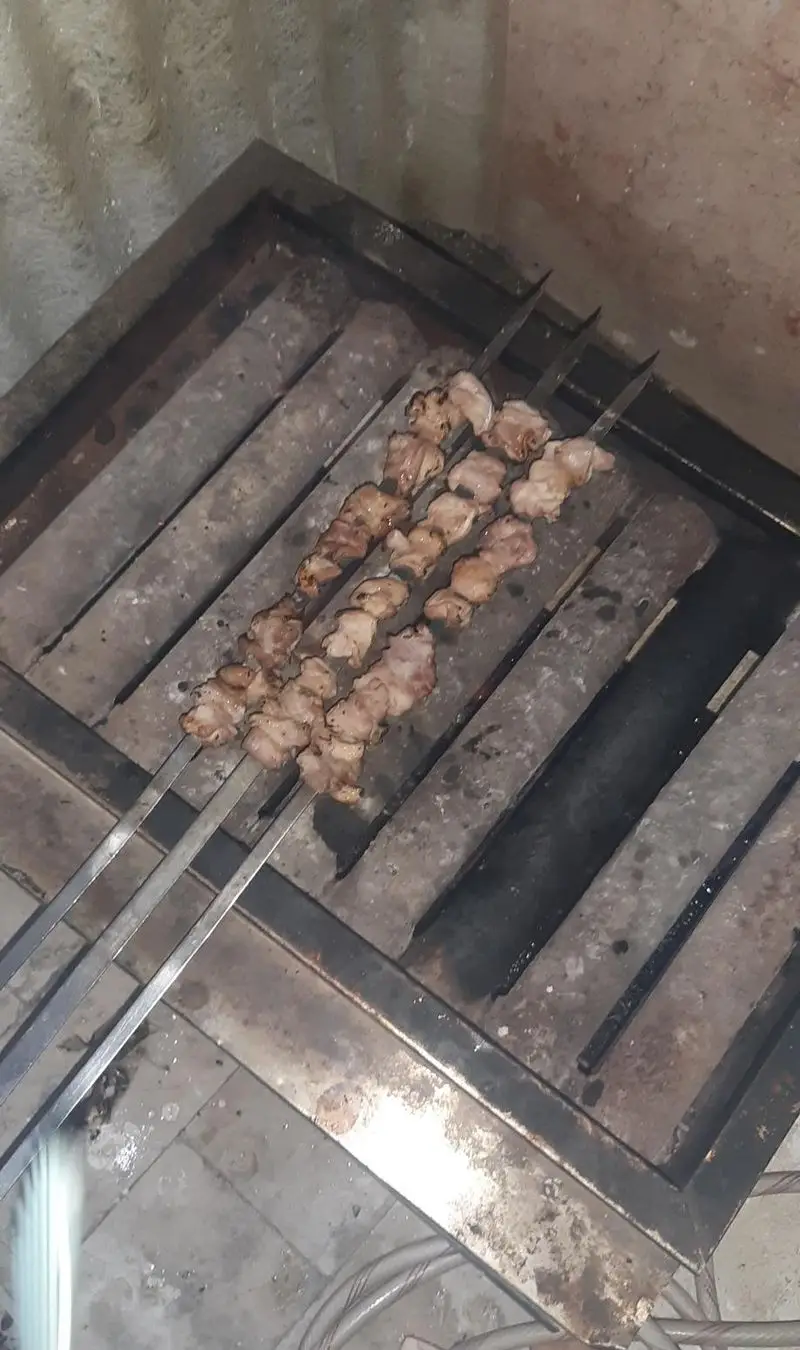 پخت سیخ‌های کباب لذیذ گوشت تازه روی منقل برای مشتریان عزیز کترینگ و کباب سرای زمرد.