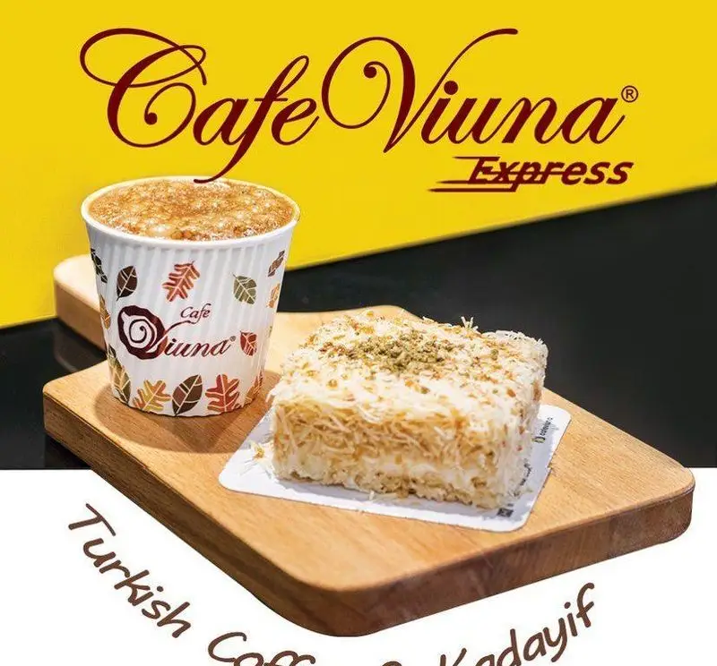 کافه ویونا: یک فنجان قهوه ترک خوش عطر در کنار یک برش دسر کادایف لذیذ با تزئین پسته. تجربه‌ای بی‌نظیر از طعم‌های اصیل.