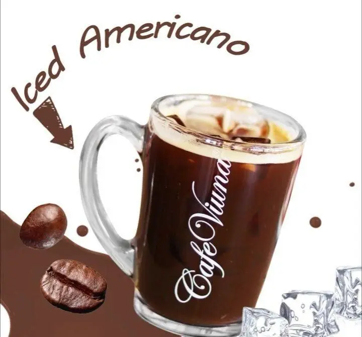 آیس آمریکانو خنک و گوارا کافه ویونا، با دانه های قهوه و یخ، بهترین نوشیدنی تابستانی برای عاشقان قهوه سرد.