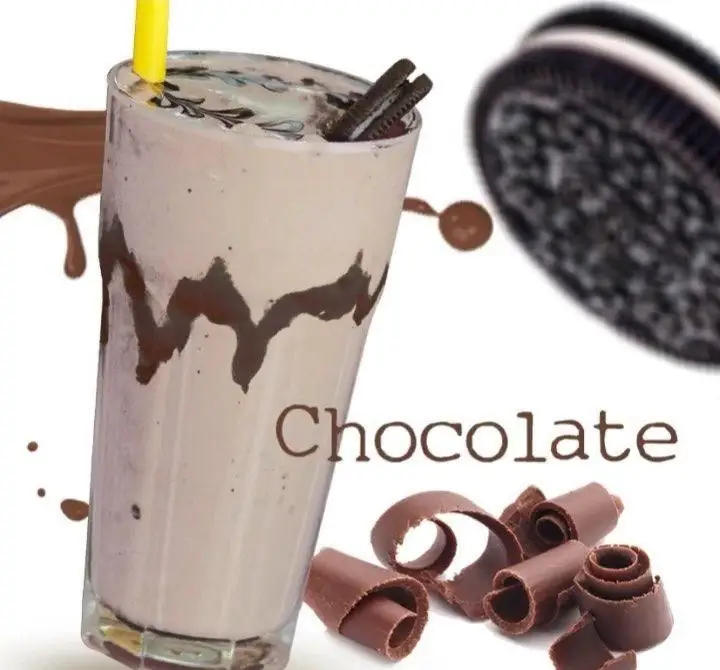 میلک شیک شکلاتی و اورئو کافه ویونا، نوشیدنی خنک و خوشمزه با تزئین شکلات و کوکی مناسب برای علاقه‌مندان به شکلات.