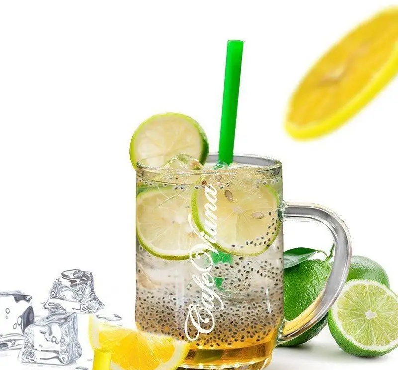 نوشیدنی دلپذیر لیموناد خنک کافه ویونا، حاوی برش‌های تازه لیمو، تخم شربتی و یخ، ایده‌آل برای تابستان گرم.