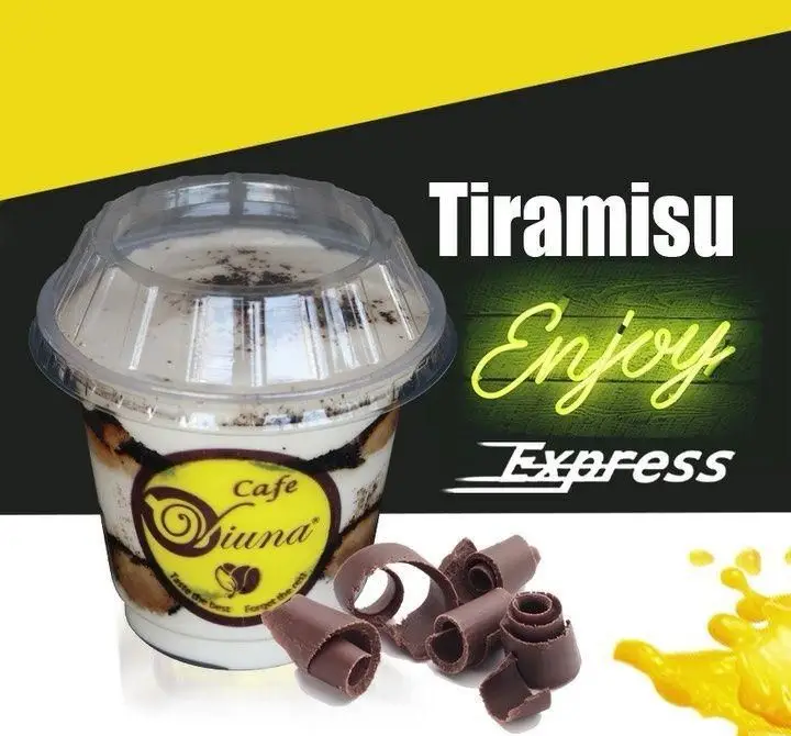 تیرامیسو اکسپرس کافه ویونا: دسر خوشمزه و سریع در لیوان پلاستیکی، همراه با شکلات تزئینی. بهترین انتخاب برای لذت بردن.