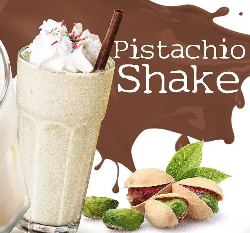 شیک پسته خوشمزه و خنک کافه ویونا با خامه و ترافل، ایده‌آل برای روزهای گرم. نوشیدنی لذیذ بر پایه پسته تازه.