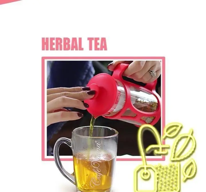 تصویری از آماده سازی دمنوش گیاهی دلچسب کافه ویونا با استفاده از دمنوش ساز، تجربه‌ای آرامش‌بخش و لذت‌بخش در خانه. نوشیدنی گرم کافه ویونا.