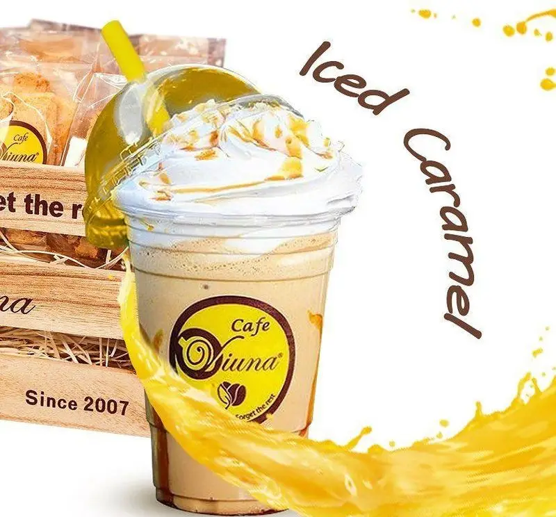 تصویر آیس کارامل خنک و دلپذیر کافه ویونا با خامه و سس کارامل، در کنار محصولات از سال 2007، لذت یک نوشیدنی عالی.