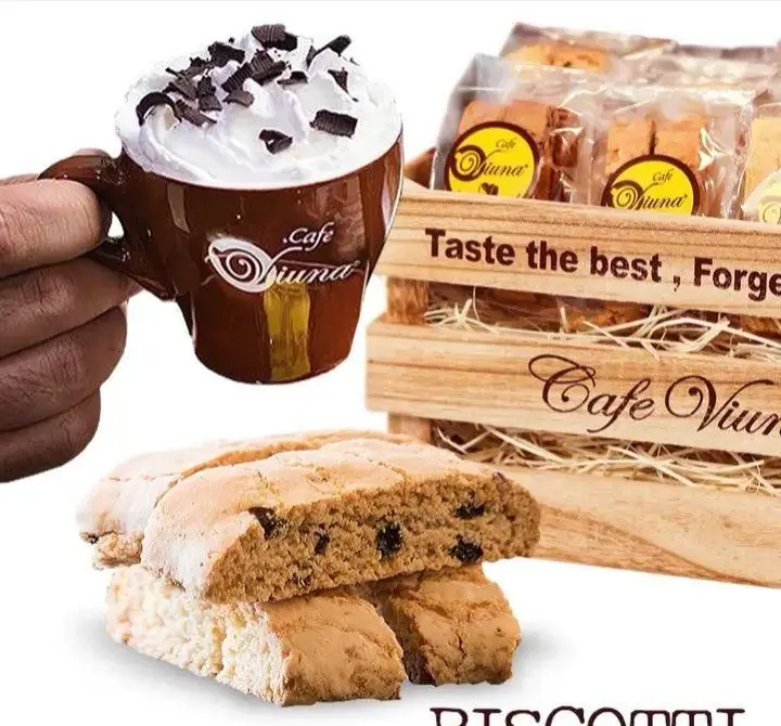 بیسکویت‌های خوشمزه کافه ویونا در بسته‌بندی چوبی شیک، به همراه ماگ قهوه با خامه و شکلات. ایده‌آل برای هدیه و پذیرایی ویژه.