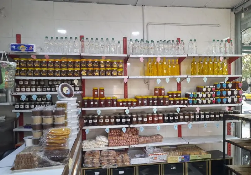 تصویری از فروشگاه پرمحصول لبنیات سنتی گلپایگان؛ ارائه‌دهنده عسل طبیعی، سرشیر، روغن حیوانی و انواع محصولات لبنی و سوغاتی‌های محلی و سنتی.