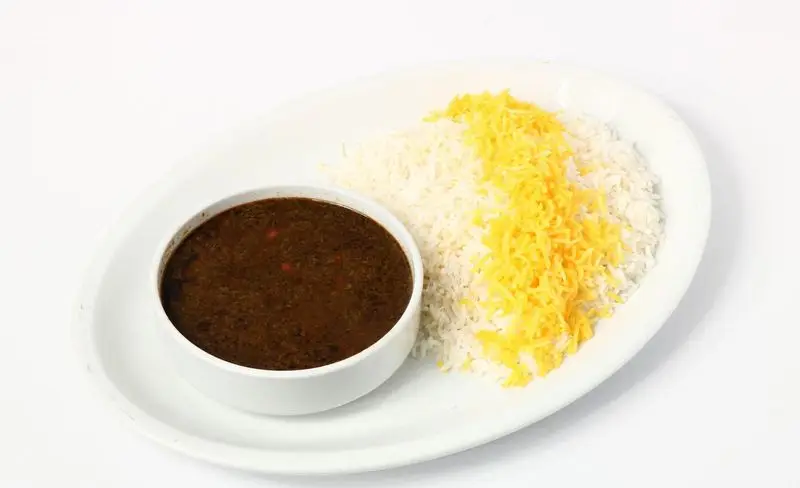 تهیه غذای تایماز: خورشت ایرانی لذیذ همراه با پلو سفید و زعفرانی عطری، انتخابی عالی برای سفارش غذا از تهیه غذای تایماز.