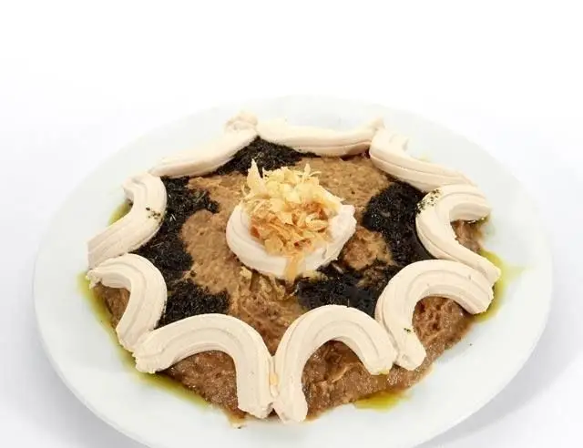 دیس غذای خاص و خوشمزه از تهیه غذای تایماز، با تزئینات زیبا و مواد اولیه تازه، مناسب برای مجالس و مهمانی‌ها.